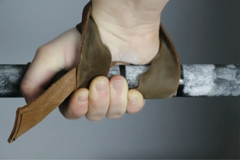 strap na barra Uma mão com strap marrom claro na barra