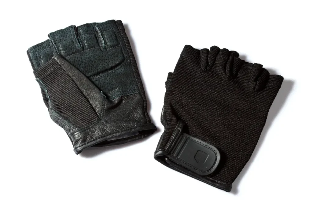 luvas de academia luvas de musculação de cor preta.