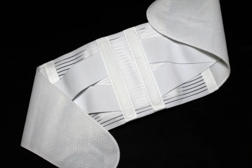 cinta modeladora branca Cinta modeladora branca em um fundo completamente preto