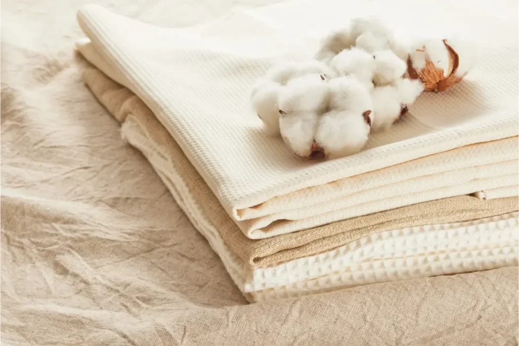 Tecidos de algodão empilhados de cor bege