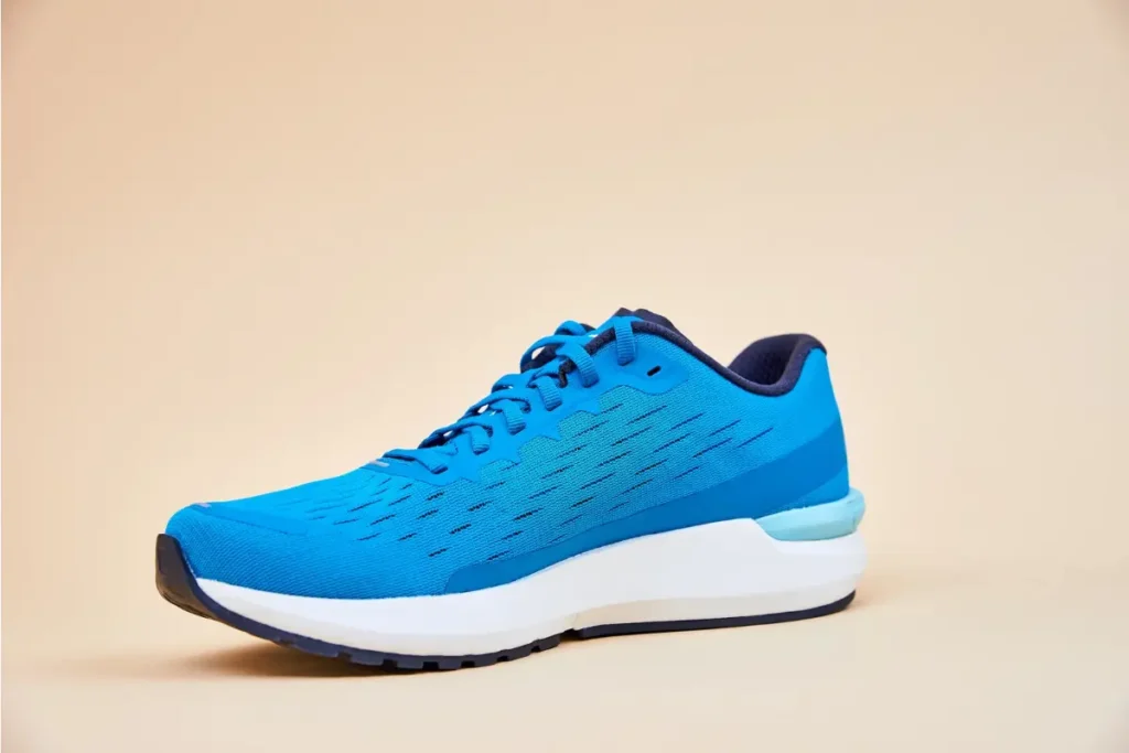 Tênis esportivo azul de academia com amortecimento de cor branca